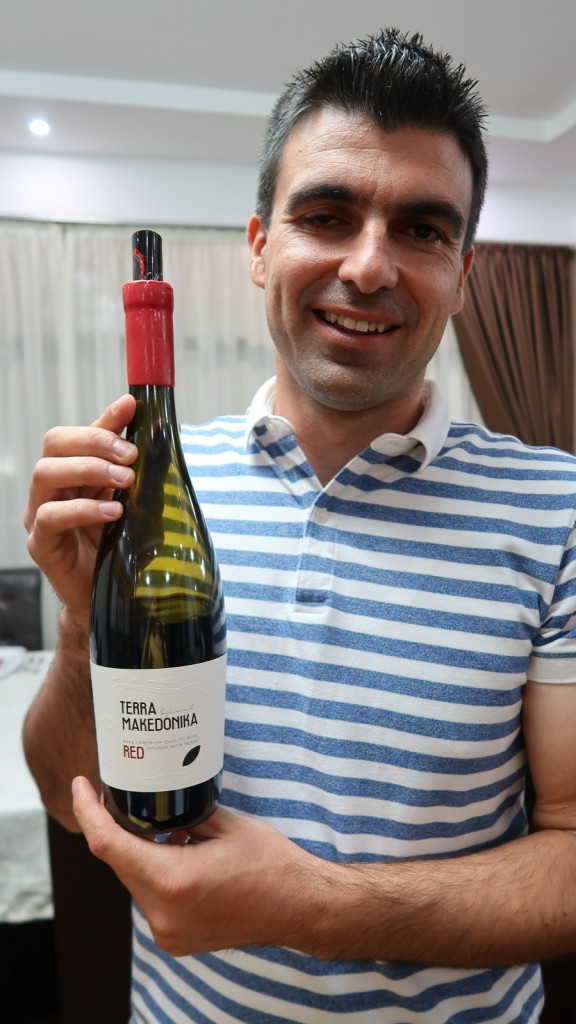 Enolog kleti Ezimit Petar Milev z vinom Terra <br> Makedonika, v  katerem je pol vranca,četrt merlota in  syraha,  dodanih pa je še 40 začimb. 